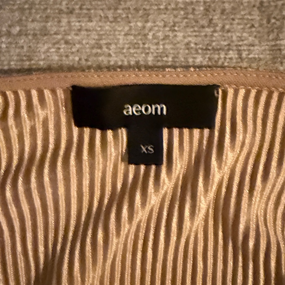 AEOM Textured Tan Top - Picture 2 of 3
